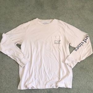 White vineyard vines tee shirt